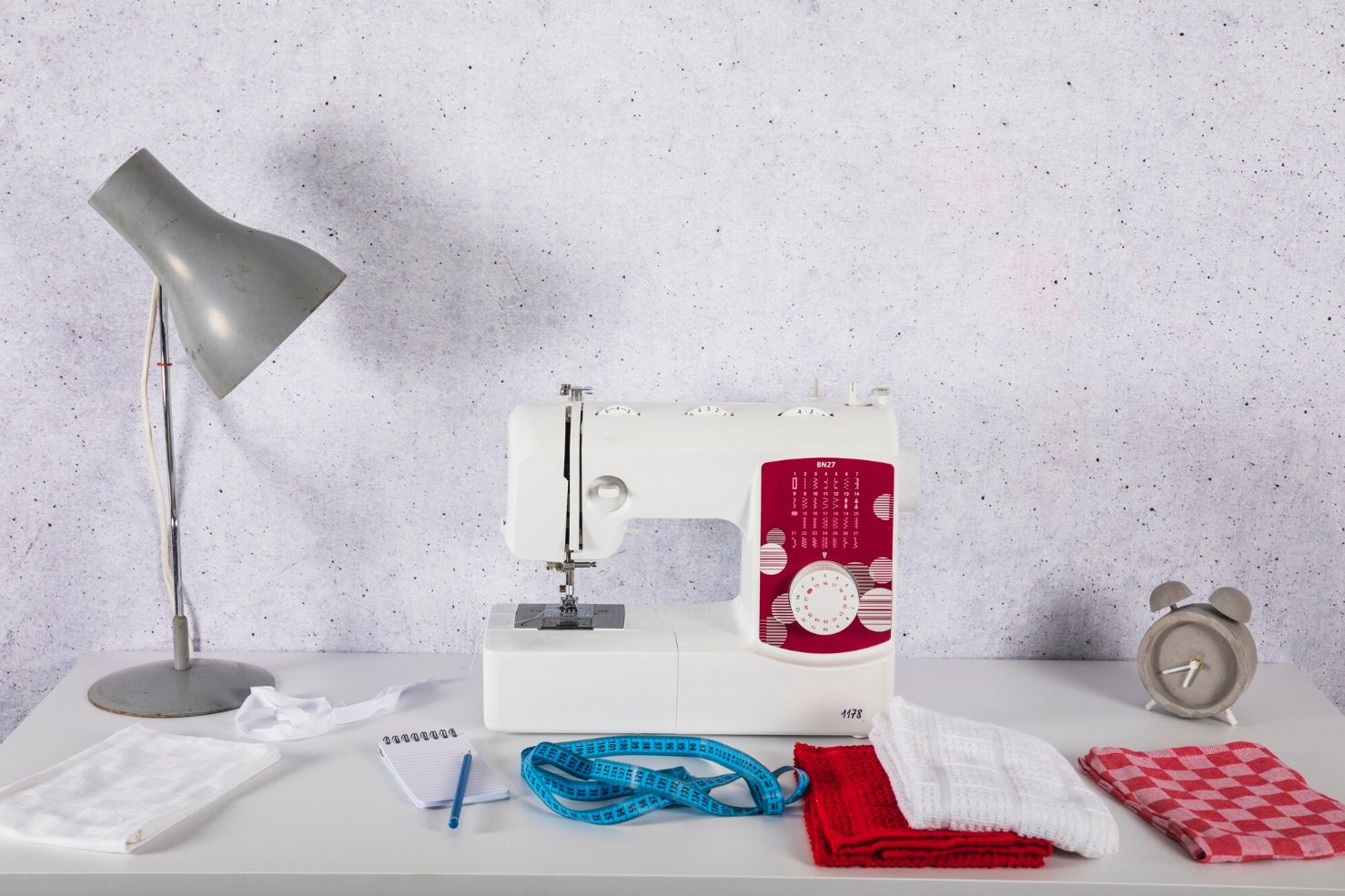 Светильники для швейных машин: как создать идеальное освещение для комфортной работы Светильники для швейных машин: как создать идеальное освещение для комфортной работы