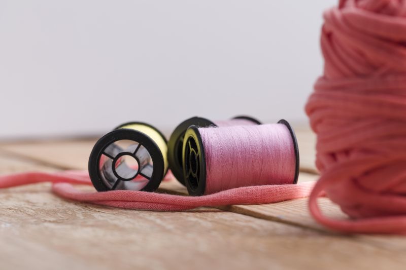 Как выбрать швейные нитки: тип, толщина, состав для разных задач